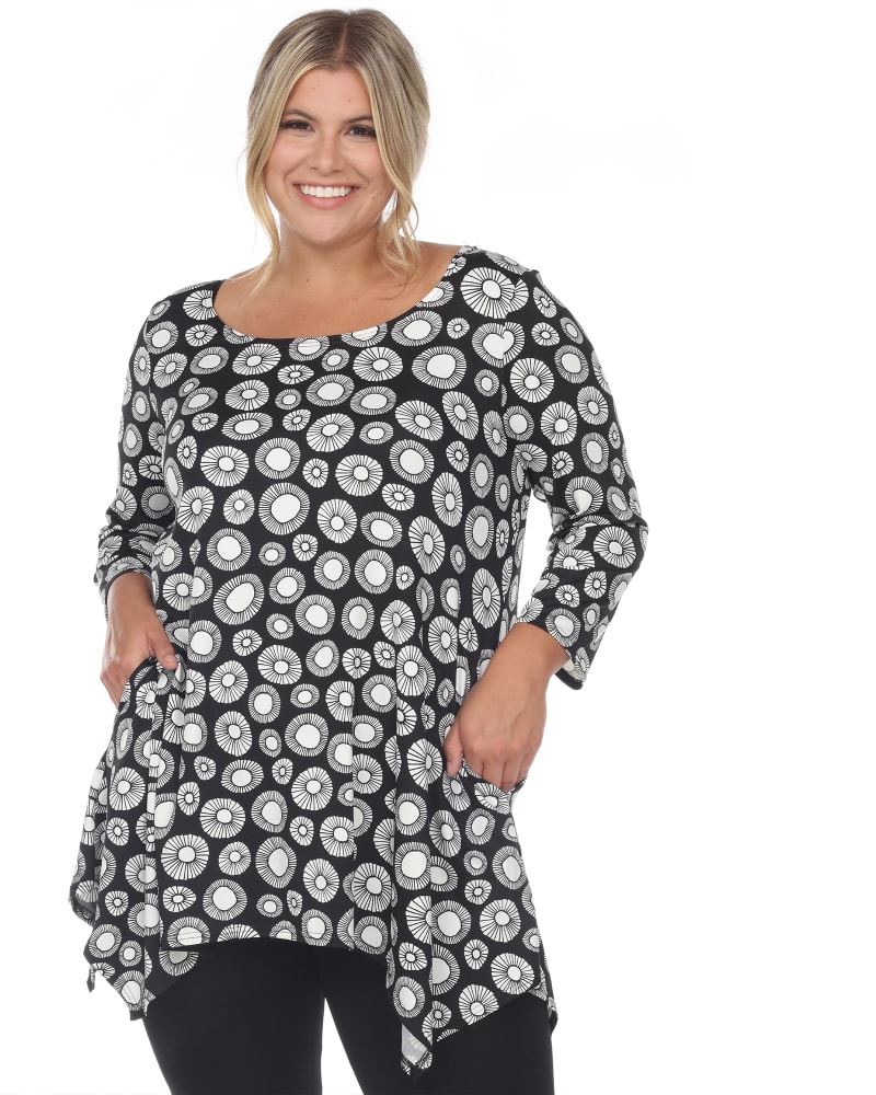 Front of a model wearing a size 1X Printed Geometric Circle Tunic Top in Black by White Mark. | dia_product_style_image_id:247238